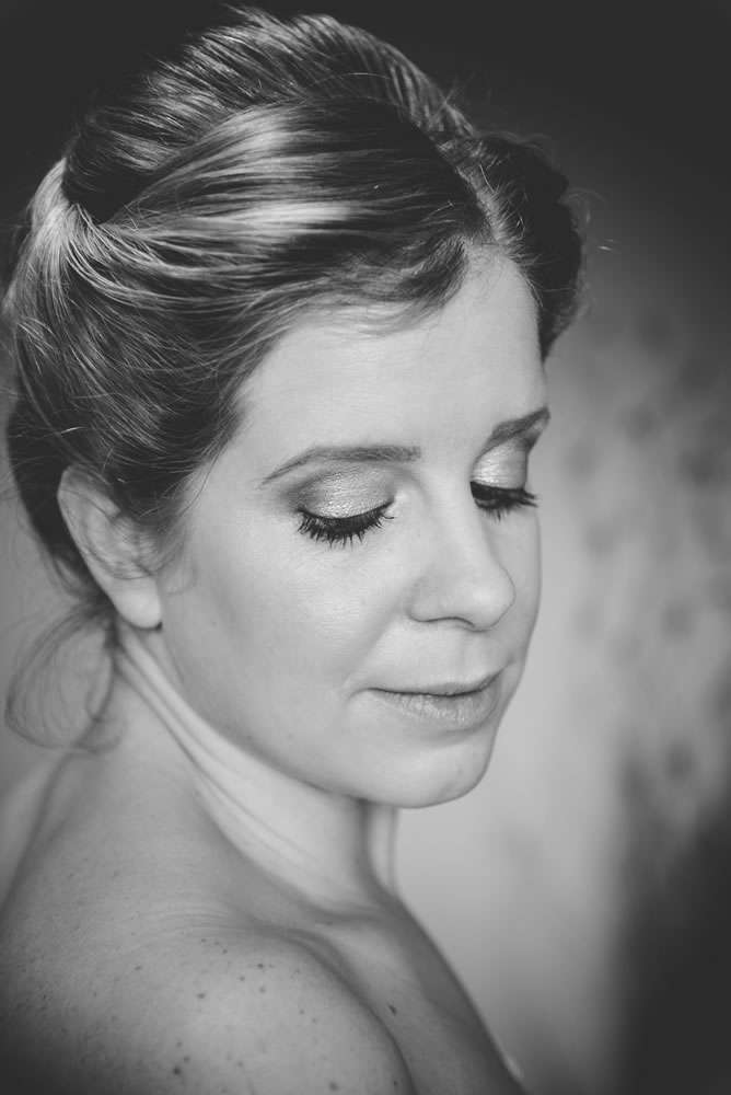B&W bride portrait