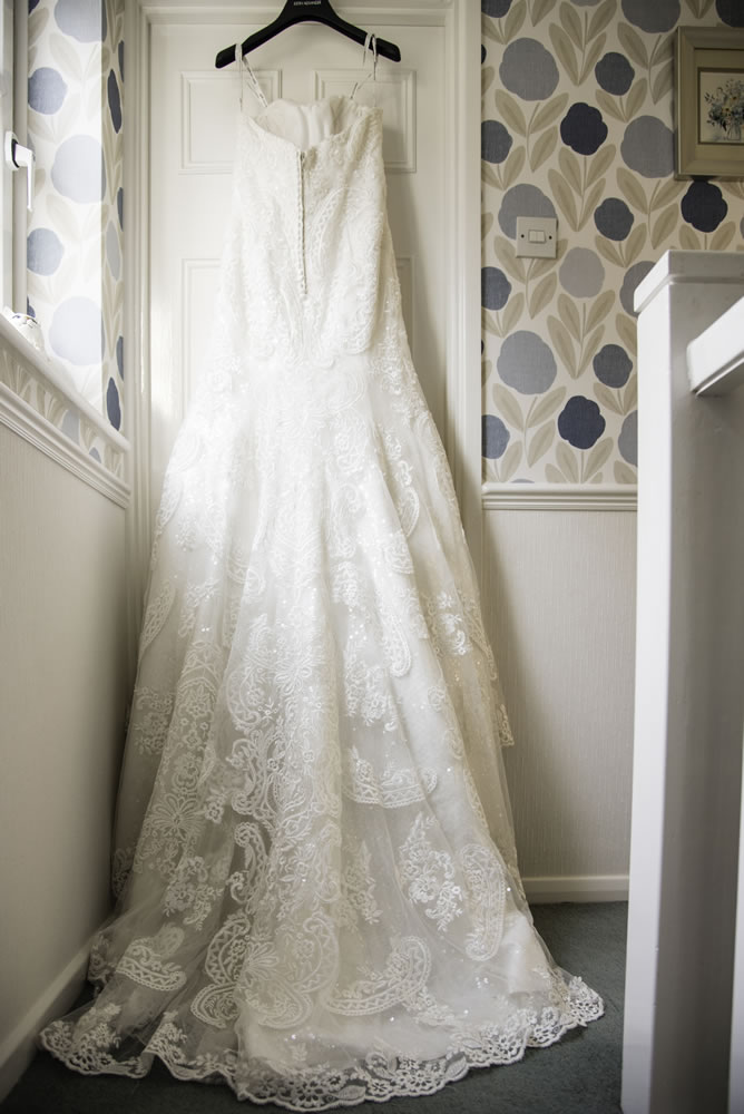 Bride&rsquo;s wedding dress
