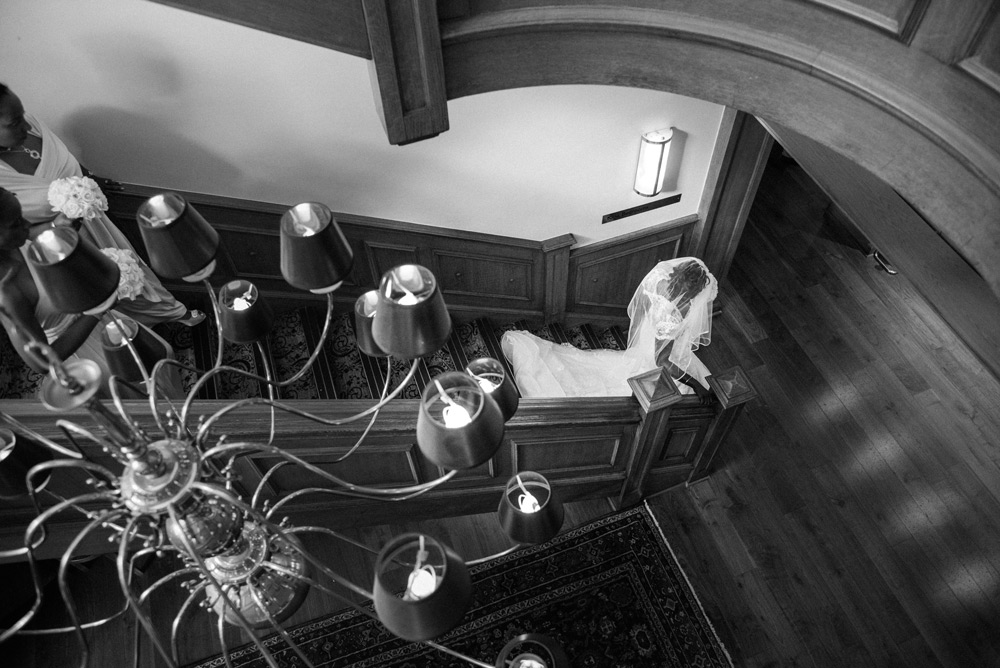 Black & white of bride walking down the staircase